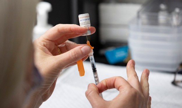 Pfizer: Trzecia dawka szczepionki "silnie" zwiększa ochronę przed wariantem Delta