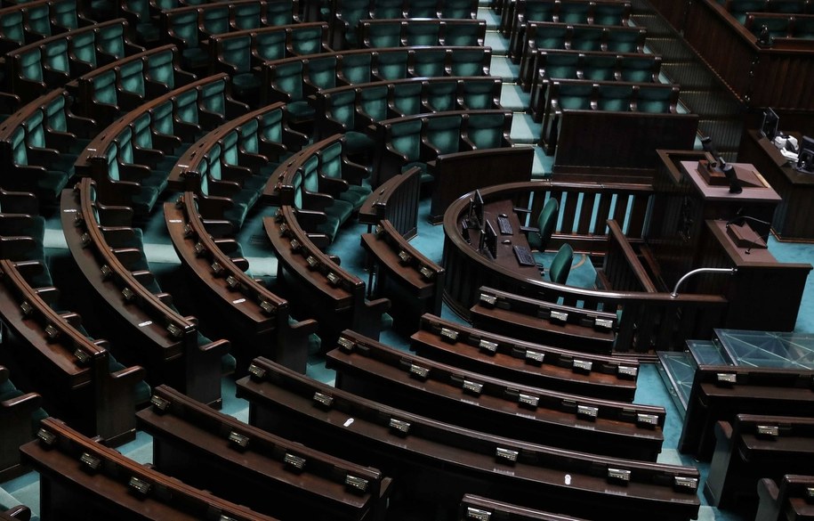 Grubsze portfele ministrów i parlamentarzystów. Nowy tydzień w polityce