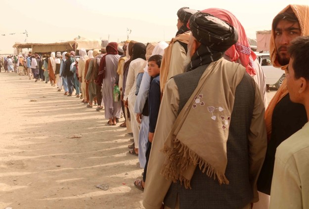 Komisarz UE: Potrzebny plan przyjęcia uchodźców z Afganistanu