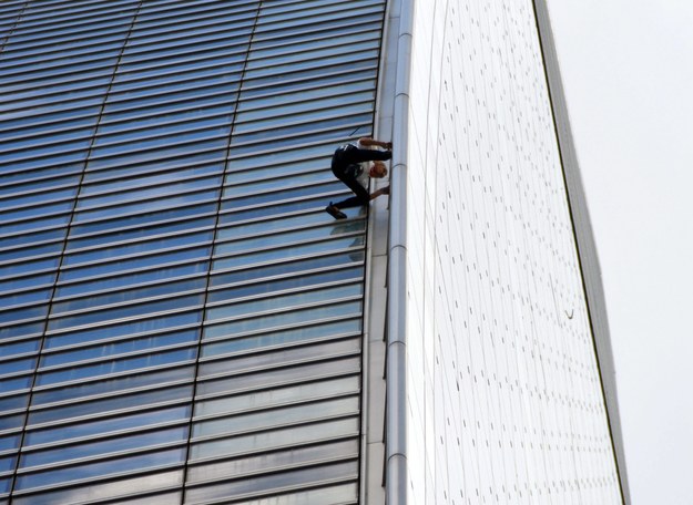 "Polski Spiderman" wspiął się na paryski wieżowiec. Zatrzymała go policja