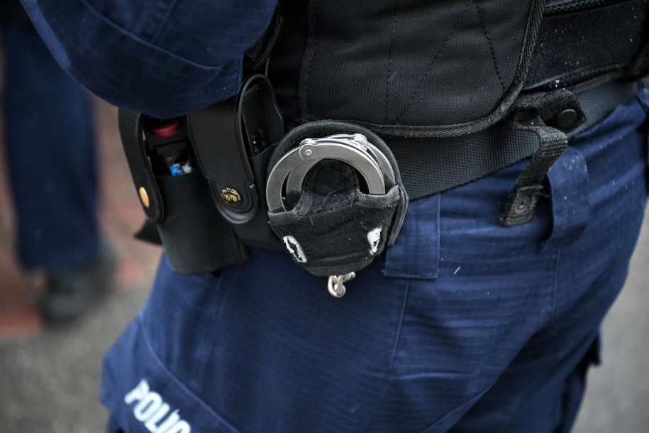 Chciał ją udusić paskiem od szlafroka. Przeżyła, bo udawała martwą