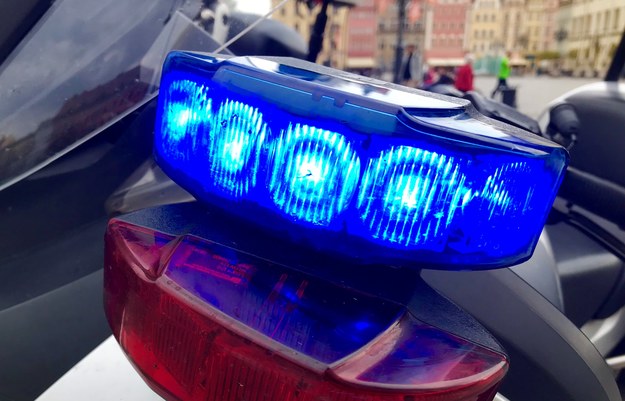 Wrocław: Uciekł autem przed policję, padł strzał. Trwa obława