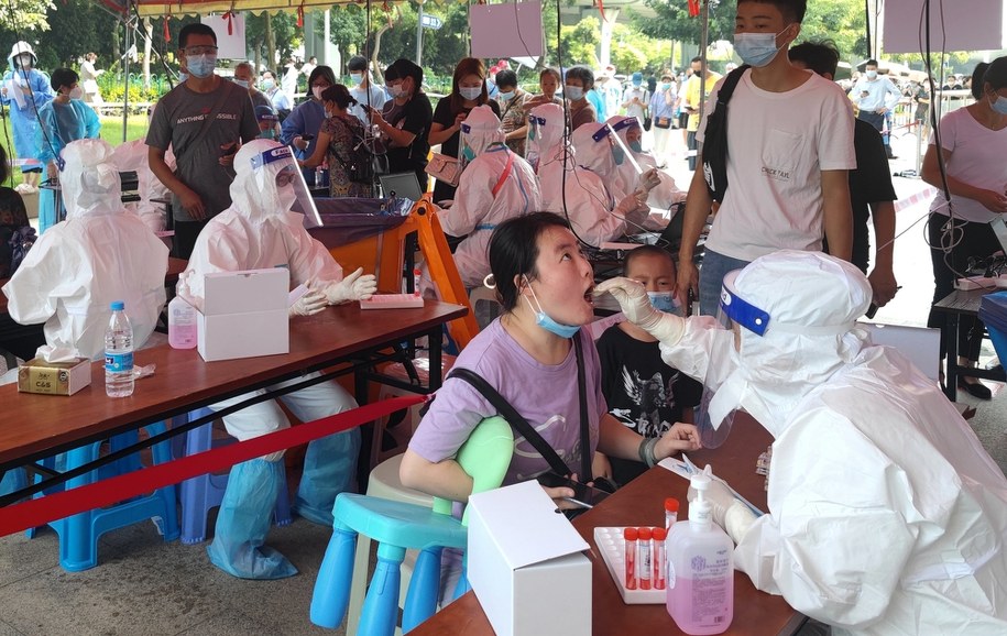 Koronawirus w Chinach. Surowy lockdown w 5-milionowym mieście