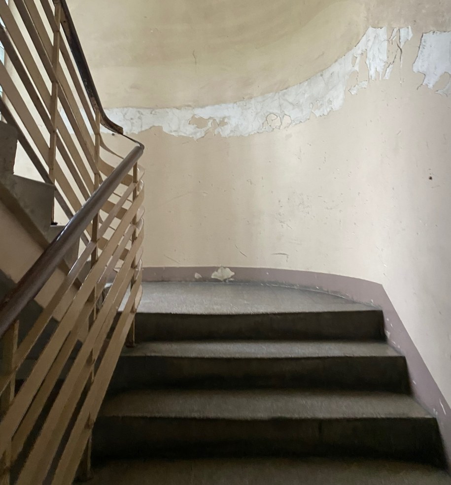 Znaleziono zwłoki na klatce schodowej. Zatrzymano podejrzanego