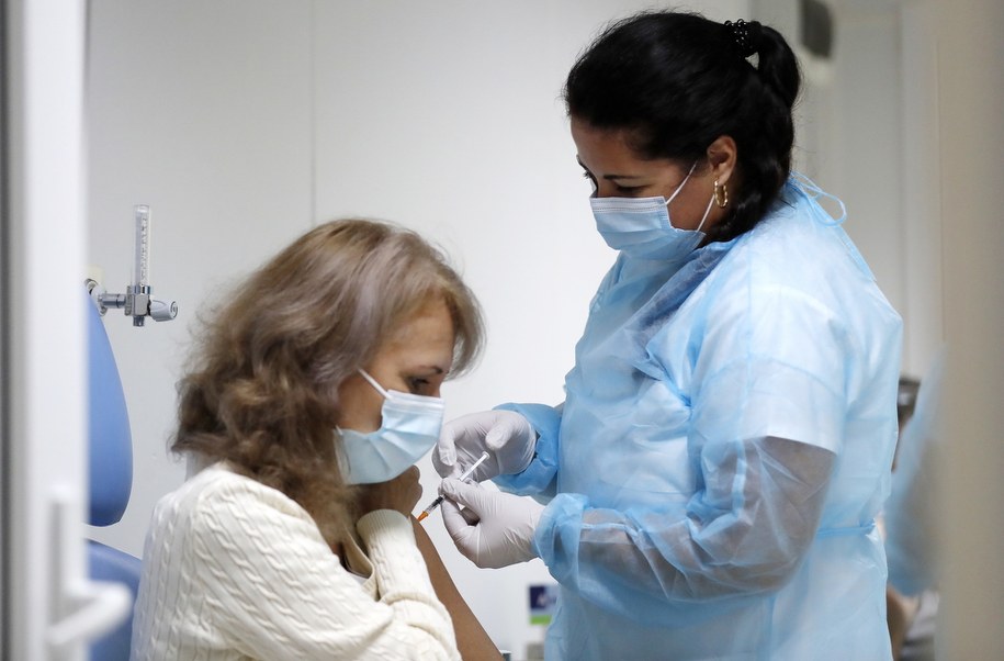 Coraz więcej zakażeń koronawirusem. Jakich decyzji rządu oczekują Polacy? [SONDAŻ]