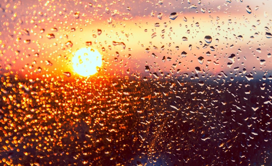 Przelotne opady deszczu na wschodzie, rozpogodzenia na zachodzie [PROGNOZA POGODY]