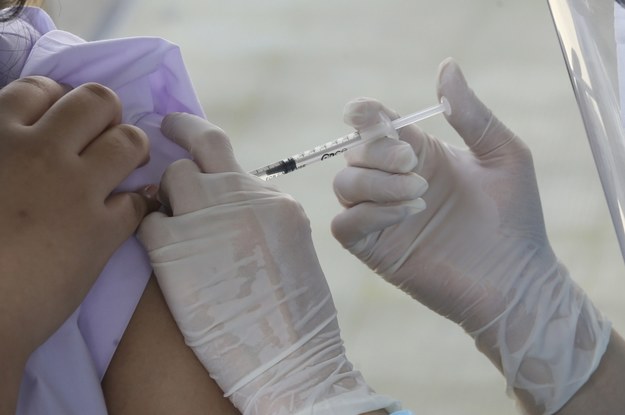 Badania: Skuteczność szczepionki Pfizera wyraźnie spada po 6 miesiącach