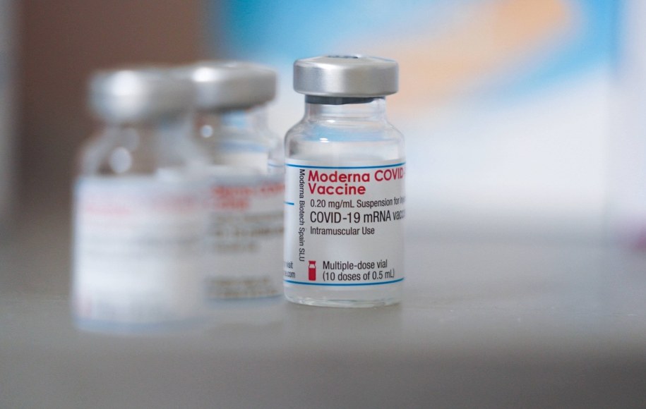 Fiński instytut: Nie należy podawać Moderny młodym mężczyznom oraz chłopcom