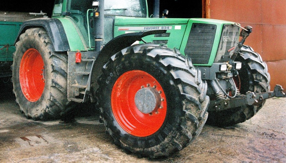 Małopolska: Bus zderzył się z ciągnikiem. Jedna osoba nie żyje, 13 jest rannych