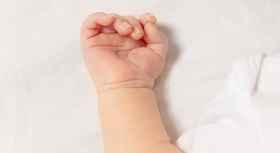 Hajnówka: Dziecko spadło z wersalki do szczeliny. Chłopiec nie żyje