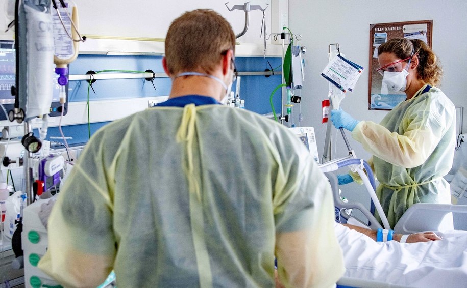 Rząd nie wprowadza obostrzeń. Polacy podzieleni w ocenie