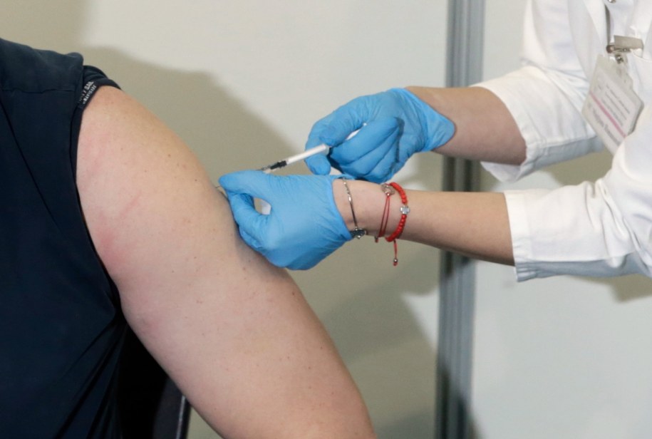 Francja: Paszport covidowy seniorów uzależniony od trzeciej dawki szczepionki