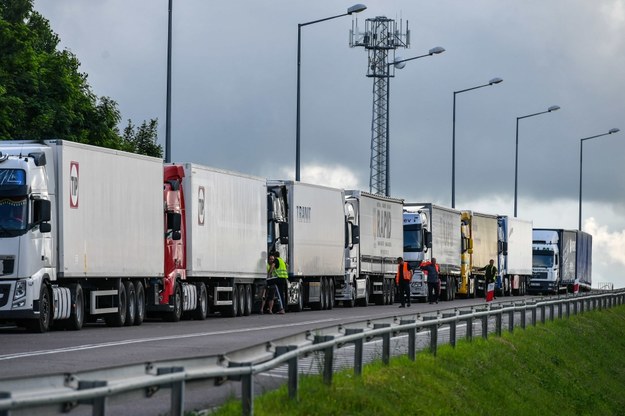 Coraz dłuższe kolejki ciężarówek na przejściu granicznym w Koroszczynie