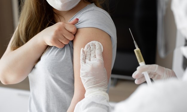 Badanie: Nawet malejąca liczba przeciwciał po szczepionce powinna chronić