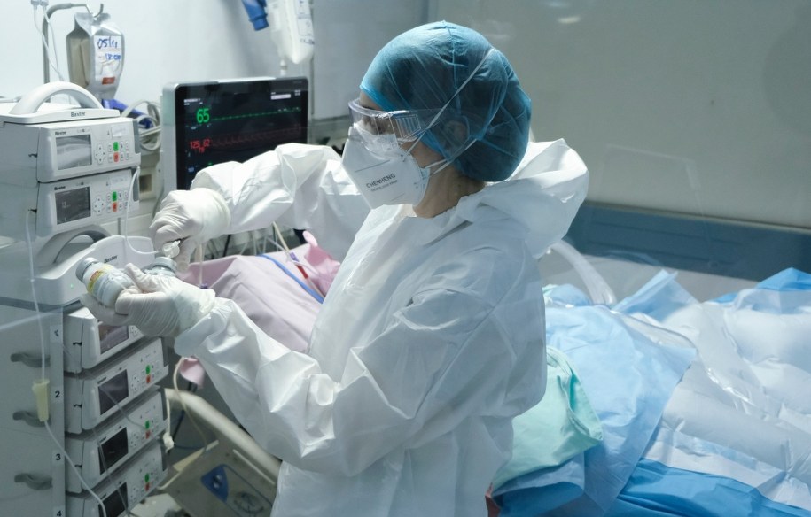 Ponad 23 tys. zakażeń koronawirusem. Zmarły 382 osoby