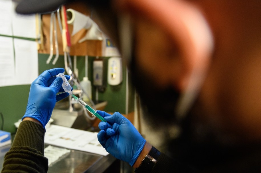 Przyjęły dawki przypominające szczepionki, ale mimo to zaraziły się Omikronem