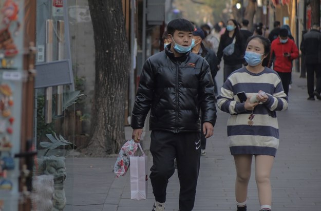 Ognisko zakażeń koronawirusem w Chinach. Władze wprowadzają restrykcje
