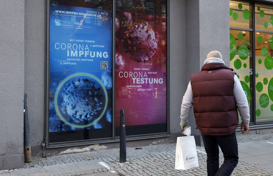 Niemcy obawiają się Omikrona. Władze zalecają "maksymalne ograniczenie kontaktów"