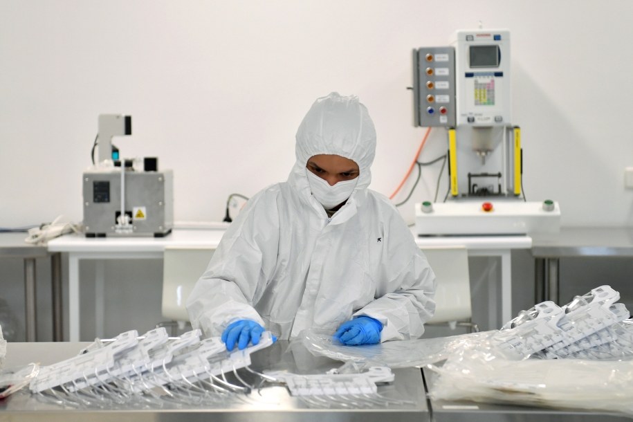 Ponad 56 tys. nowych zakażeń koronawirusem, nie żyje 318 chorych na Covid-19