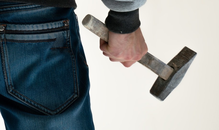 Dolny Śląsk: Zaatakował policjantów młotkiem. Mundurowi oddali strzały