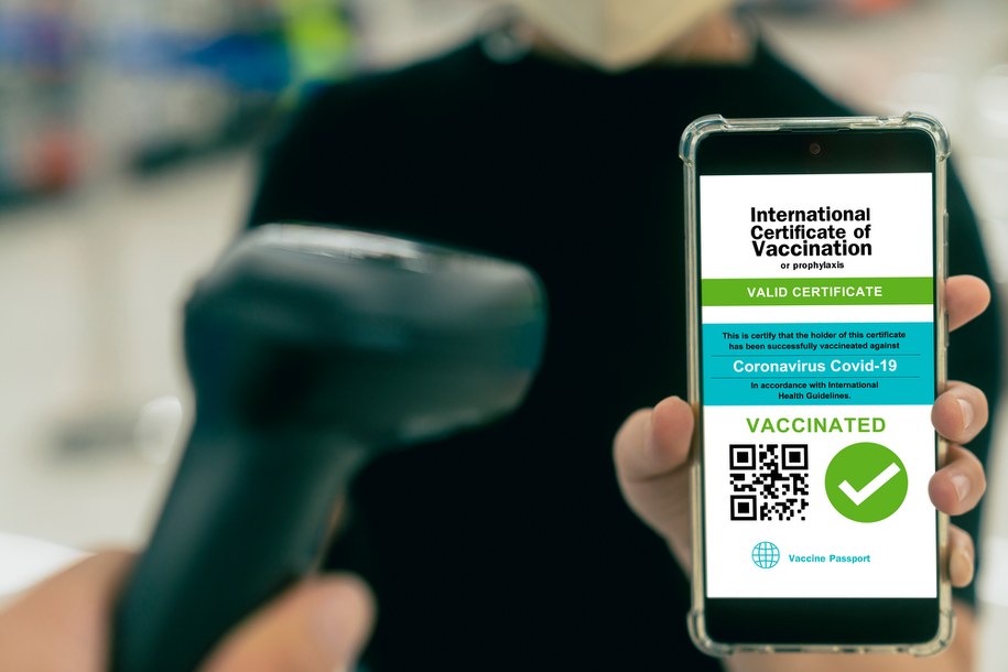 Nie tylko Polska łagodzi obostrzenia. Czechy rezygnują z certyfikatów covidowych