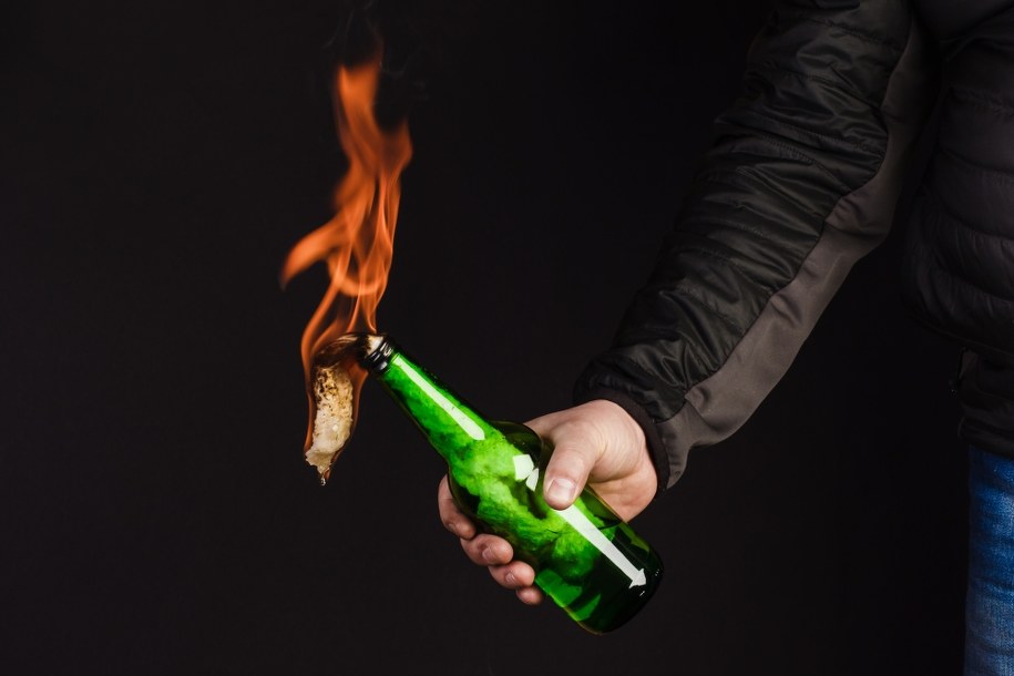 Jak zrobić "koktajl Mołotowa"? Ukraińskie władze przygotowały instrukcję