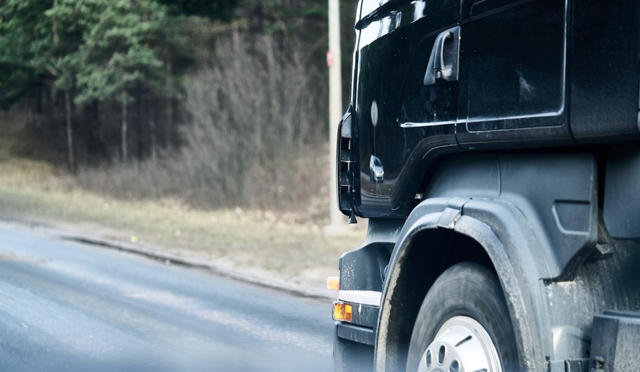 Wjechał w drzewo, bo chciał ominąć przyczepkę reklamową. 40-latek trafił do szpitala