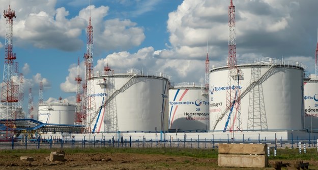 Rosyjski rząd nakazał firmom naftowym sprzedawać więcej paliwa na giełdzie