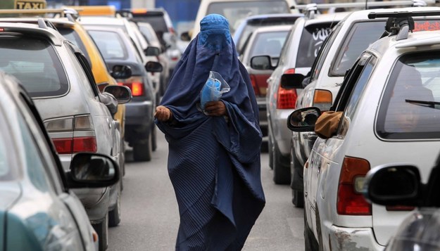 Talibowie w Kabulu nakazali kobietom zakrywać ciała od stóp do głów