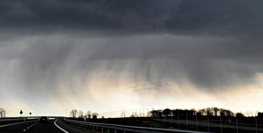 Połamane drzewa i pozrywane dachy. Niemal 55 tysięcy odbiorców bez prądu