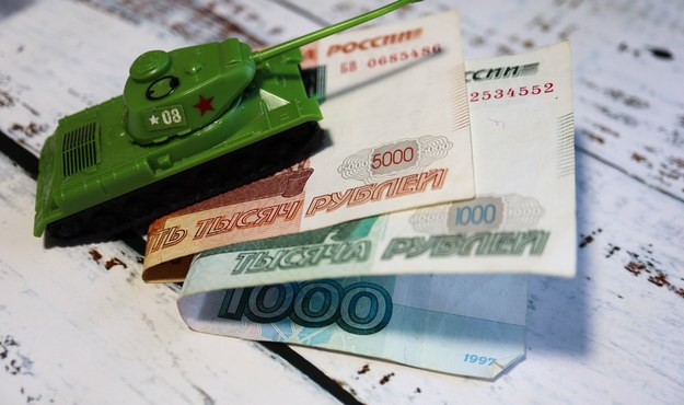 Rosja obniża stopy procentowe. "Nadchodzące kwartały będą trudne"