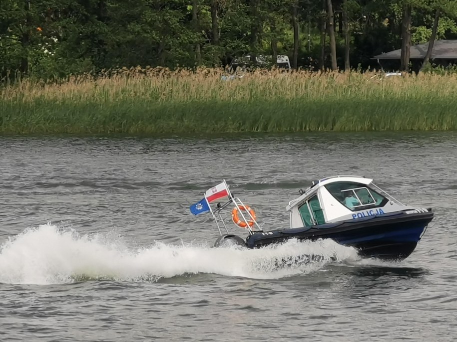 Rozpędzona motorówka zderzyła się z żaglówką na Mazurach