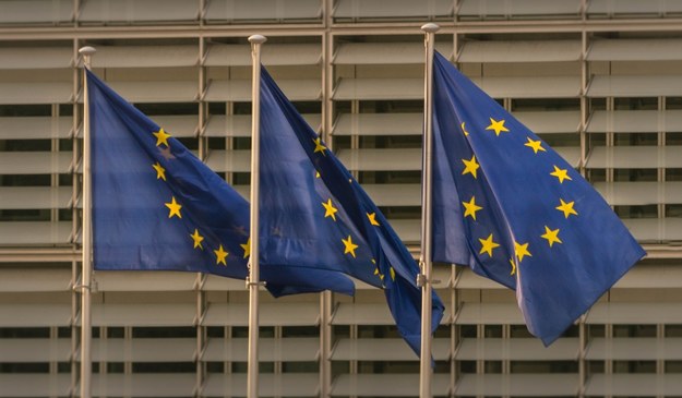 Bloomberg: UE rozważa zniesienie sankcji na niektórych Rosjan