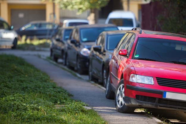 Koniec z parkowaniem na chodniku? Ministerstwo zaprzecza