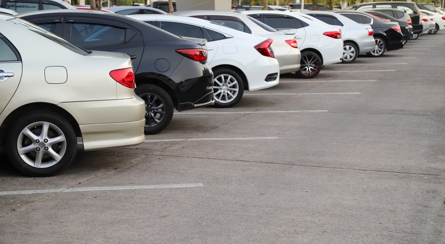 Koniec z nalepkami kontrolnymi na szybach aut