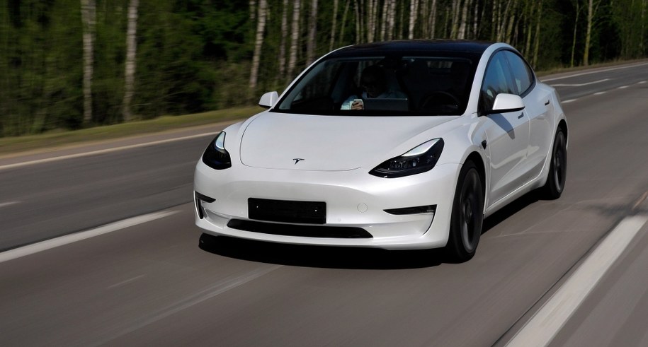 Śpiący mężczyzna prowadził Teslę. Policja przez 15 minut próbowała go zatrzymać