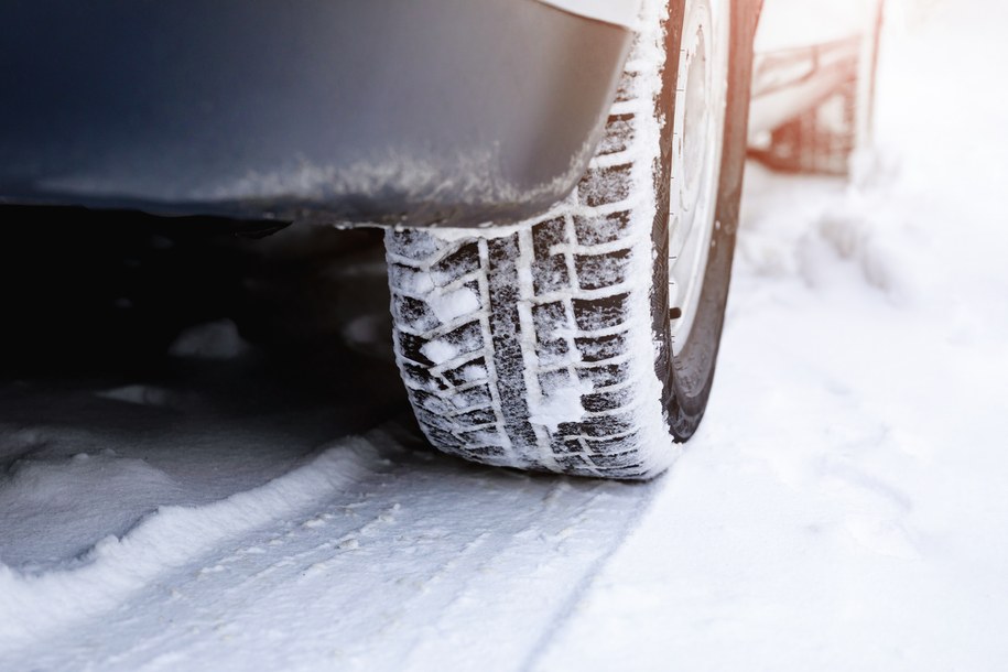 ​Opony zimowe. Czy grozi nam mandat? Co mówi prawo?