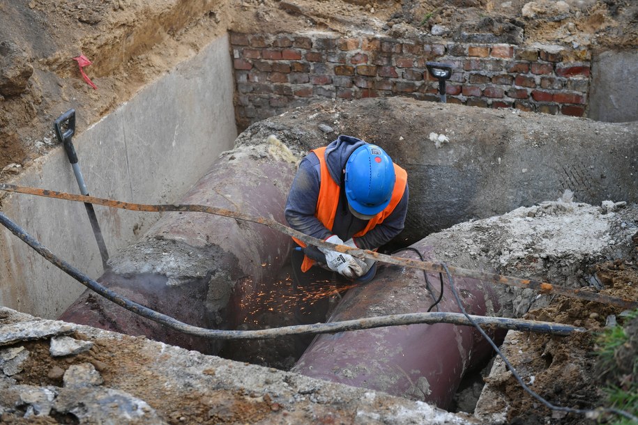 Pękła rura ciepłownicza. Woda podmyła blok na warszawskiej Woli