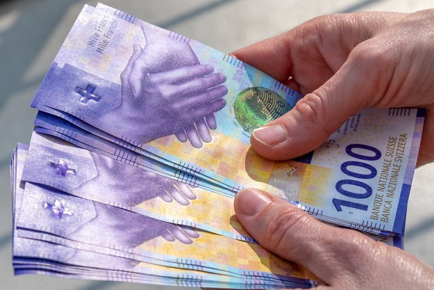 Szwajcaria podnosi stopy procentowe. Raty kredytów we frankach pójdą w górę