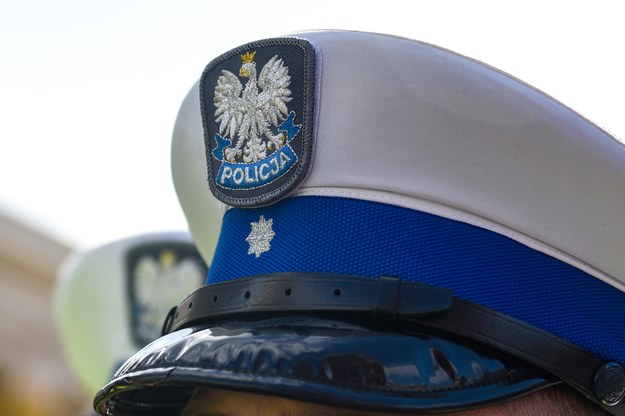 Prokuratura zbada, czy policjant, który klepnął kobietę w pośladki, złamał prawo