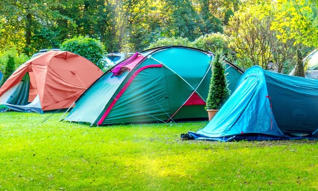 Studenci śpią w namiotach. "Nie można płacić 700 euro za pokój"