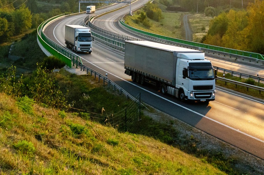 Rząd wprowadza zakaz wyprzedzania dla ciężarówek