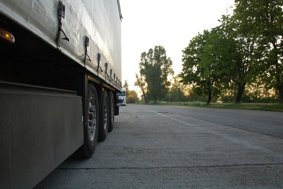 Groźny wypadek na parkingu przy A4. Ranna kobieta