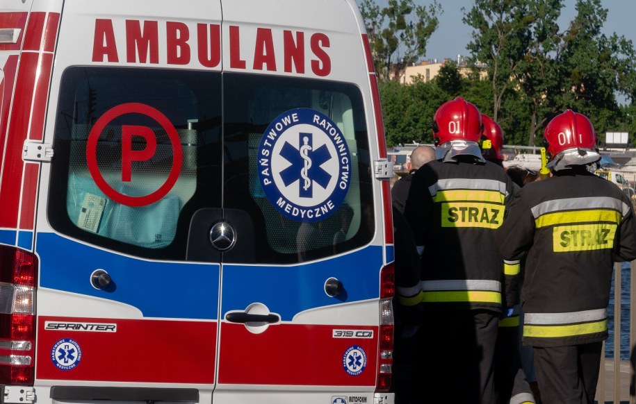 Cztery samochody zderzyły się na przejeździe kolejowym. Jedna osoba nie żyje