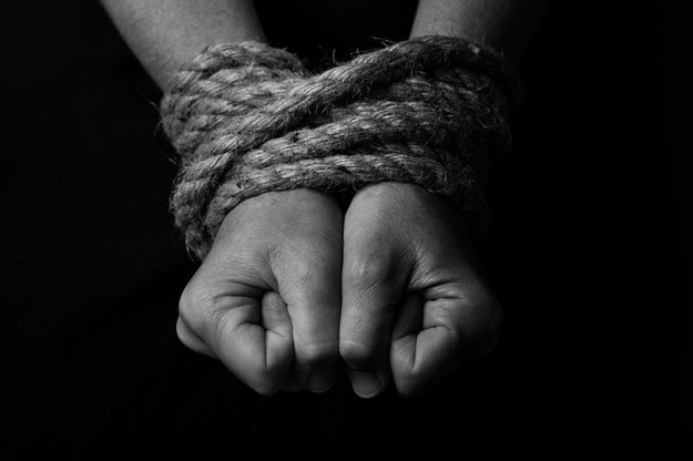 Współczesna forma niewolnictwa. Jak nie paść ofiarą handlu ludźmi?