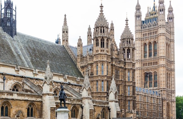 Brytyjski parlament się sypie. Chodzi o piankę betonową