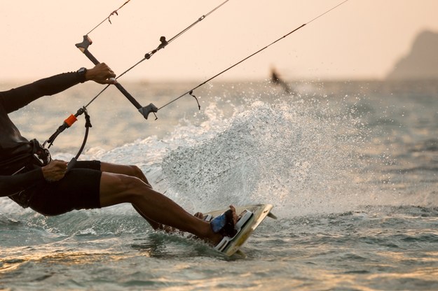 Megaloop, czyli kiteboardowe szaleństwo na plaży w holenderskim Zandvoort