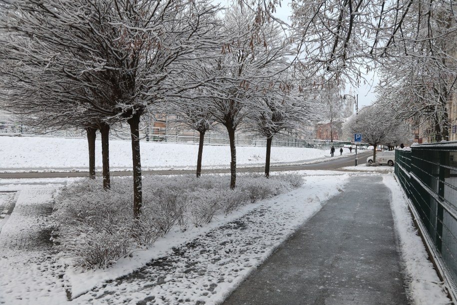 Gołoledź i śnieg. Prognoza pogody na piątek