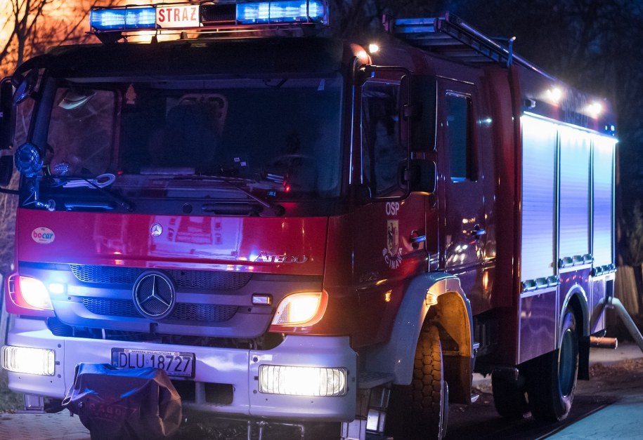 Nocny pożar domu w Redzie. Dwie osoby w szpitalu