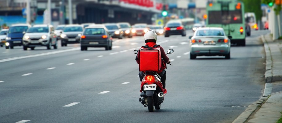 Ważne zmiany dla kierowców i dostawców z aplikacji. PE przyjął dyrektywę